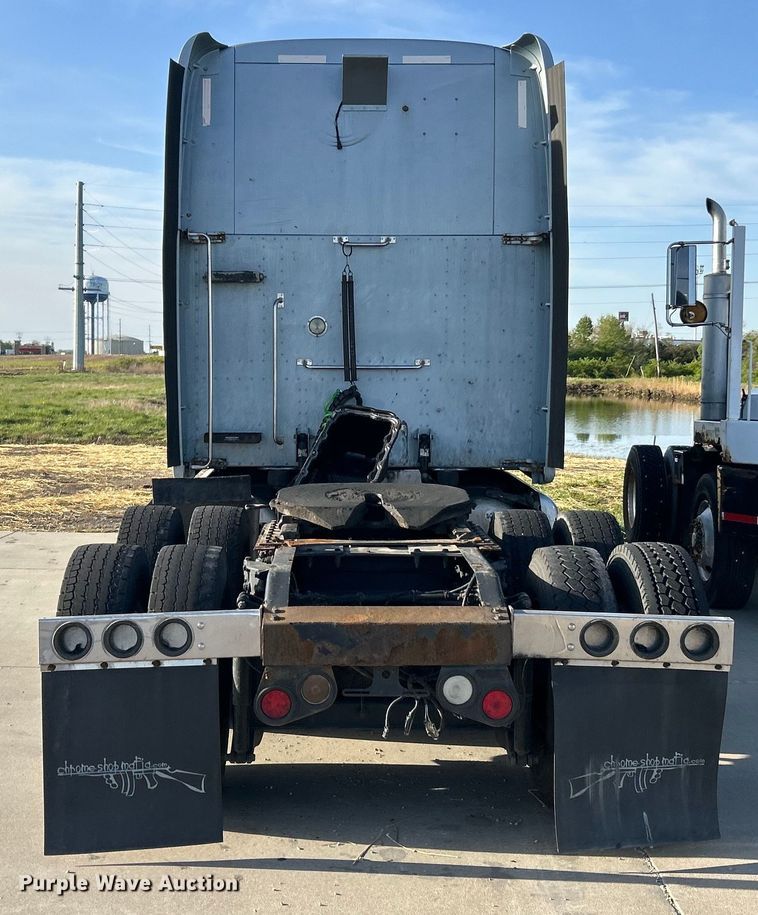 image for item EK4459 2016 Peterbilt 587 semi truck