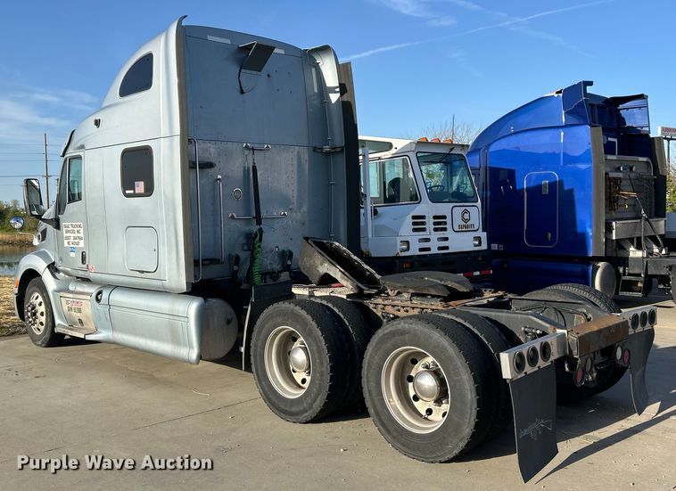 image for item EK4459 2016 Peterbilt 587 semi truck