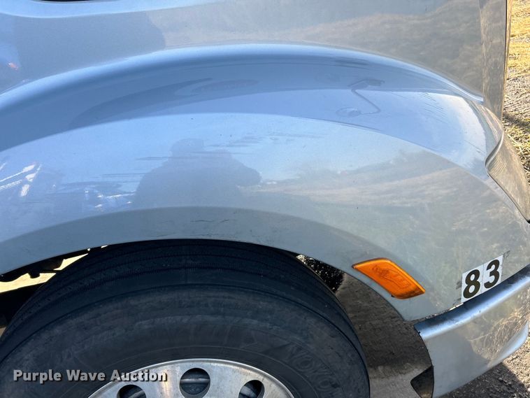 image for item EK4459 2016 Peterbilt 587 semi truck