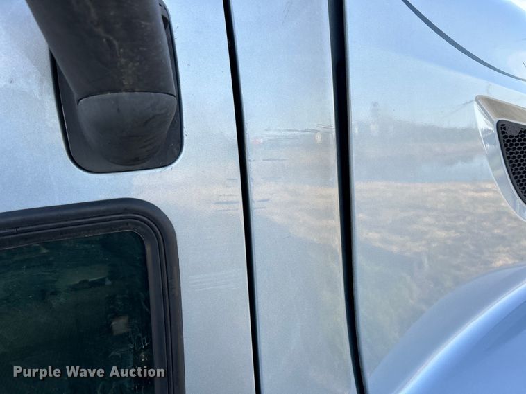 image for item EK4459 2016 Peterbilt 587 semi truck