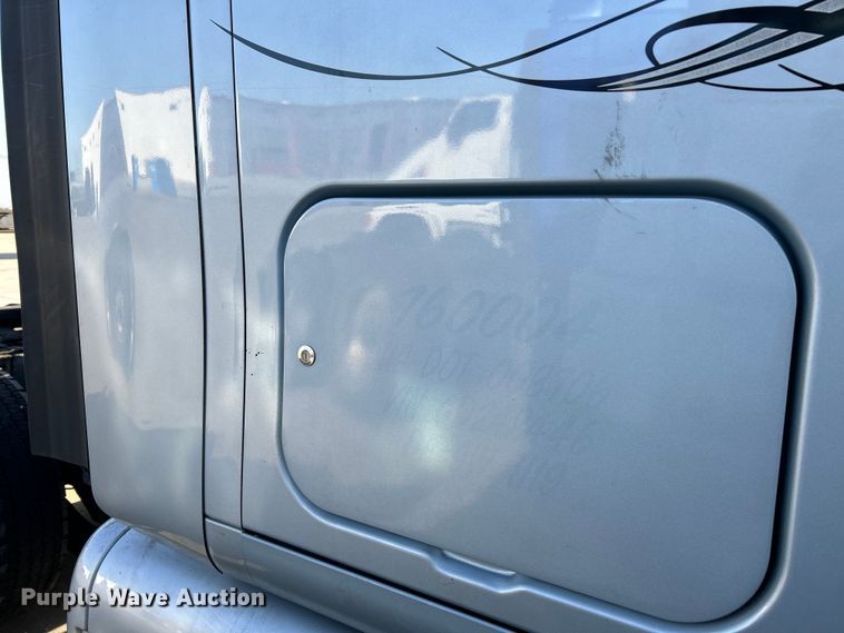 image for item EK4459 2016 Peterbilt 587 semi truck