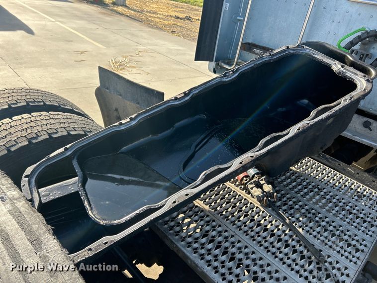 image for item EK4459 2016 Peterbilt 587 semi truck