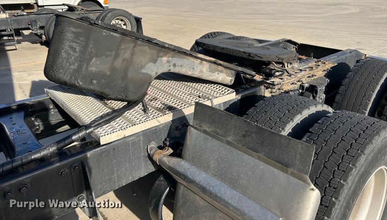 image for item EK4459 2016 Peterbilt 587 semi truck