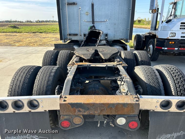 image for item EK4459 2016 Peterbilt 587 semi truck