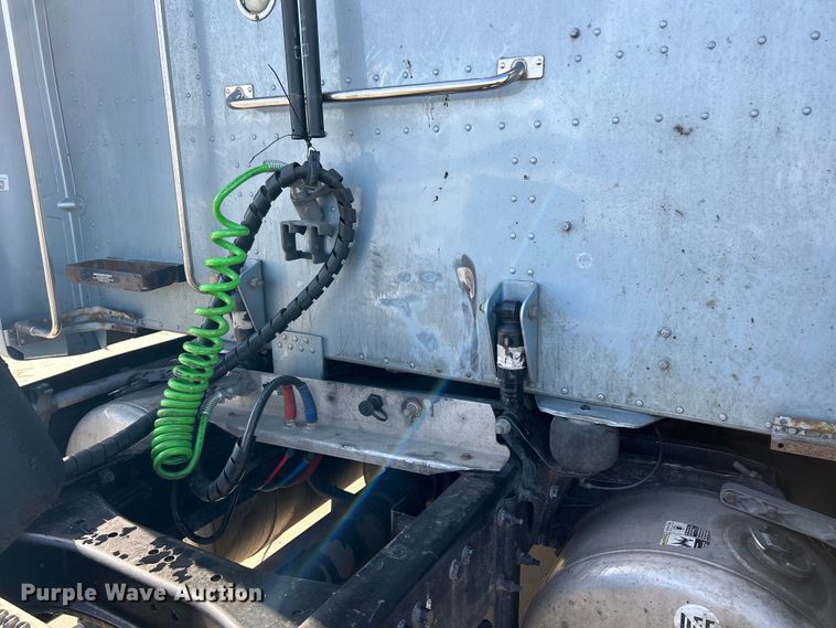 image for item EK4459 2016 Peterbilt 587 semi truck