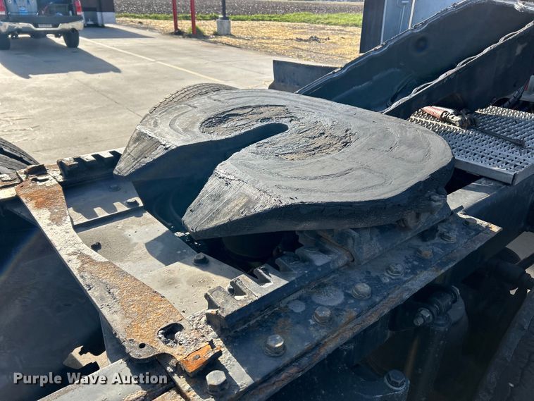 image for item EK4459 2016 Peterbilt 587 semi truck