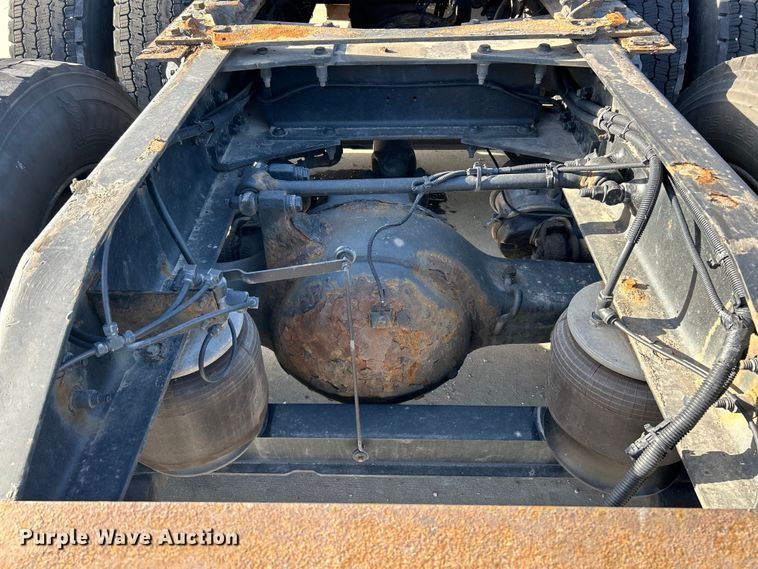 image for item EK4459 2016 Peterbilt 587 semi truck