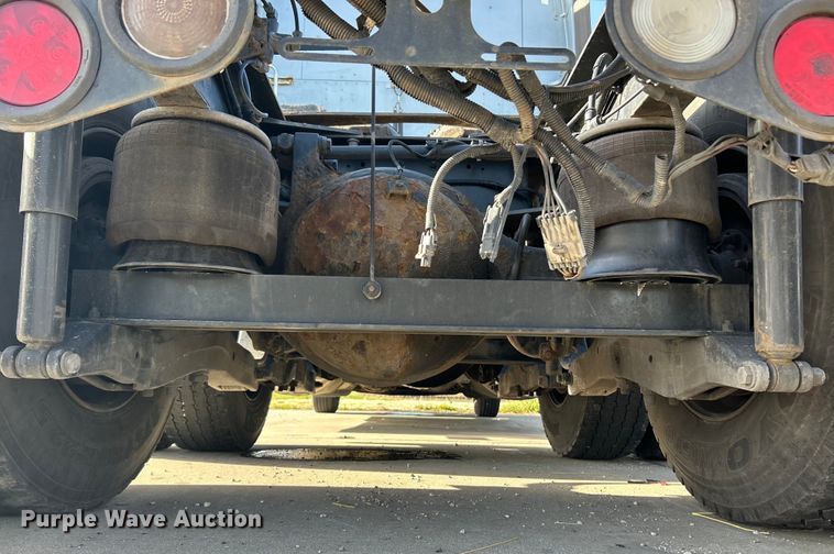 image for item EK4459 2016 Peterbilt 587 semi truck