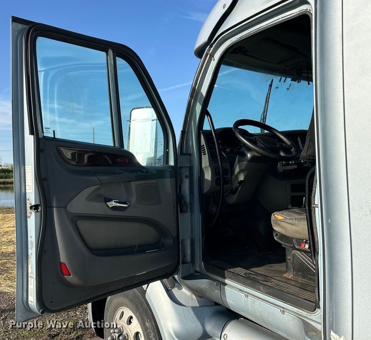 image for item EK4459 2016 Peterbilt 587 semi truck