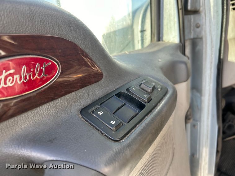 image for item EK4459 2016 Peterbilt 587 semi truck