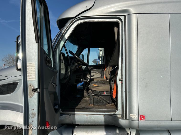 image for item EK4459 2016 Peterbilt 587 semi truck