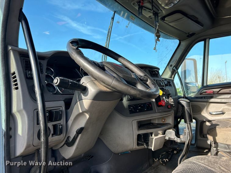 image for item EK4459 2016 Peterbilt 587 semi truck