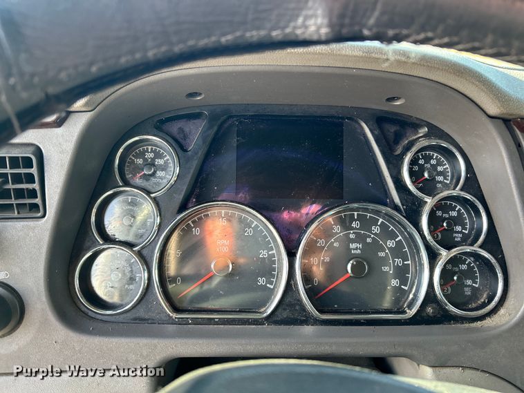 image for item EK4459 2016 Peterbilt 587 semi truck