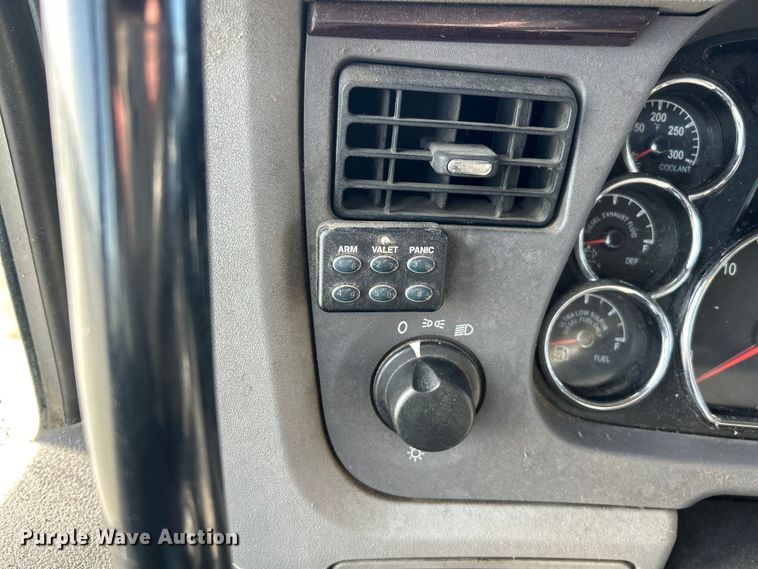 image for item EK4459 2016 Peterbilt 587 semi truck