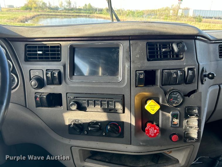 image for item EK4459 2016 Peterbilt 587 semi truck