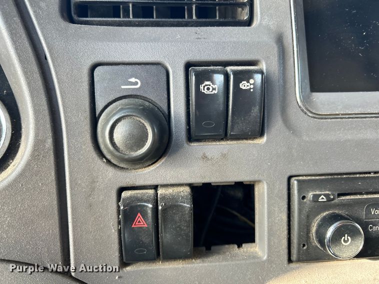 image for item EK4459 2016 Peterbilt 587 semi truck