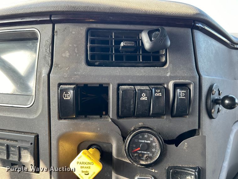 image for item EK4459 2016 Peterbilt 587 semi truck