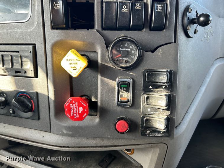 image for item EK4459 2016 Peterbilt 587 semi truck