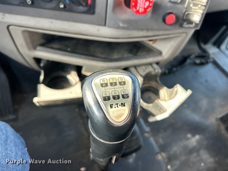 image for item EK4459 2016 Peterbilt 587 semi truck