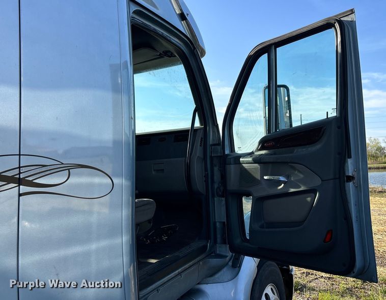 image for item EK4459 2016 Peterbilt 587 semi truck