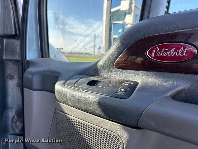 image for item EK4459 2016 Peterbilt 587 semi truck