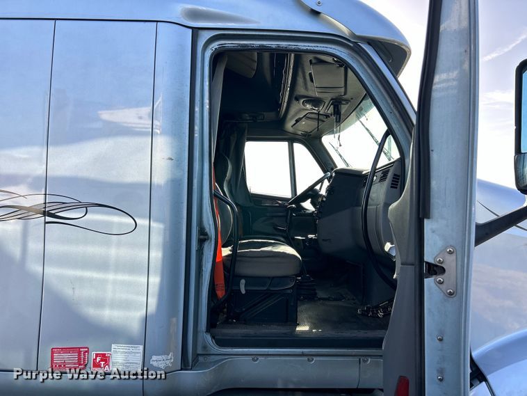 image for item EK4459 2016 Peterbilt 587 semi truck