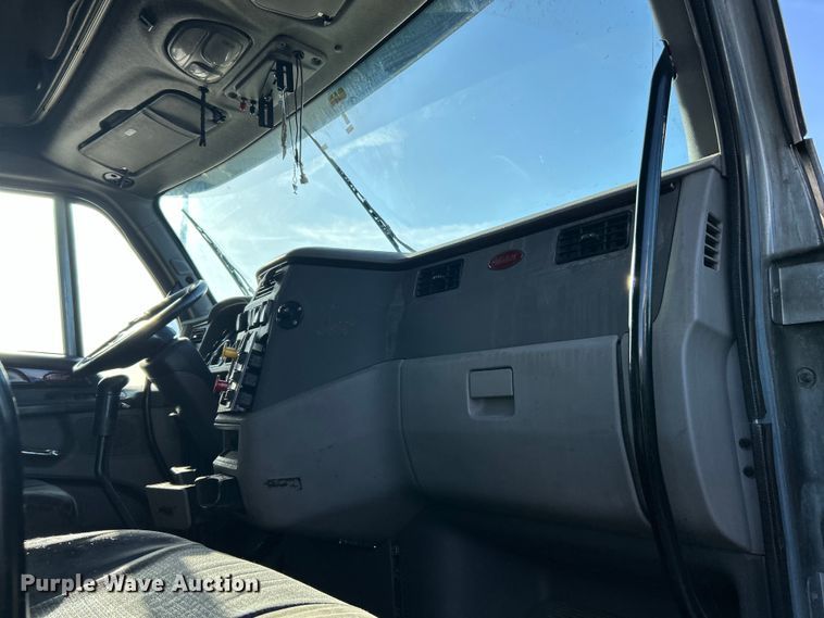 image for item EK4459 2016 Peterbilt 587 semi truck