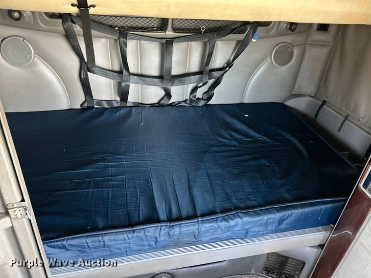 image for item EK4459 2016 Peterbilt 587 semi truck