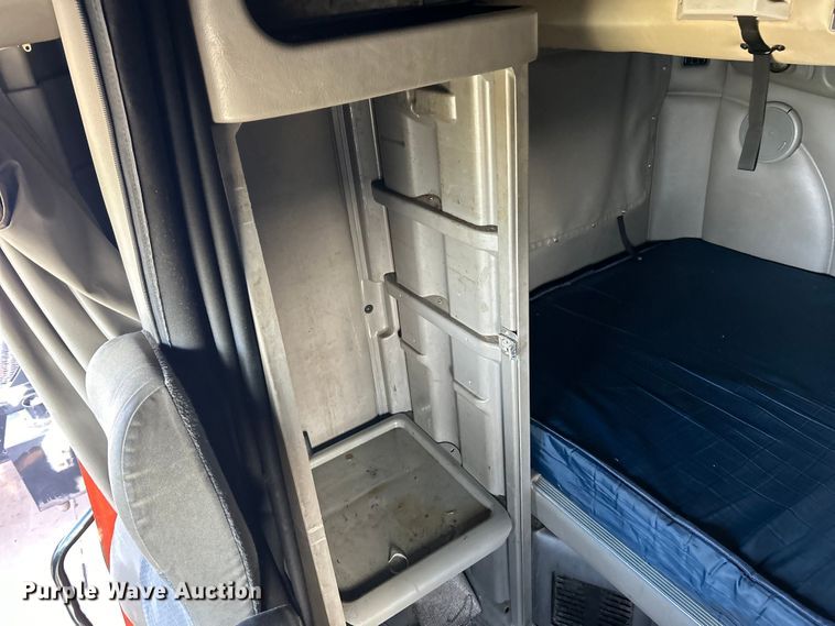 image for item EK4459 2016 Peterbilt 587 semi truck