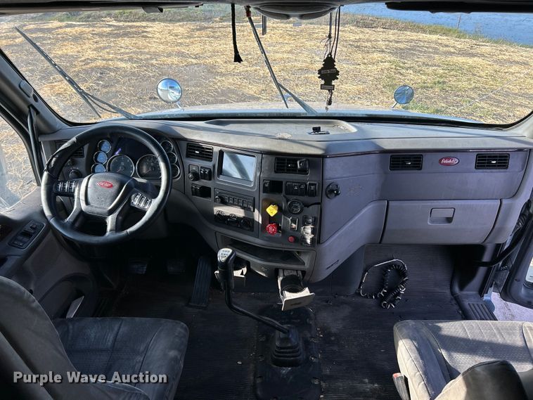 image for item EK4459 2016 Peterbilt 587 semi truck