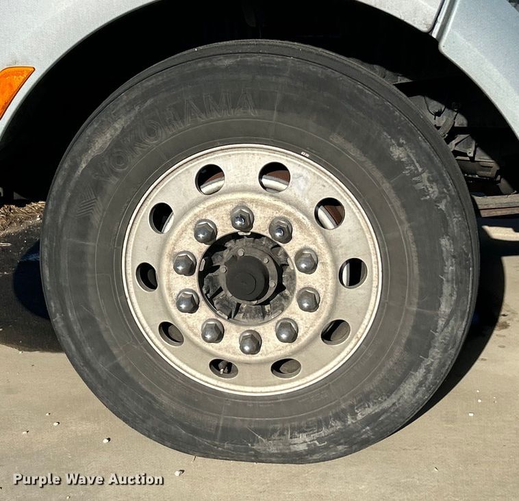 image for item EK4459 2016 Peterbilt 587 semi truck