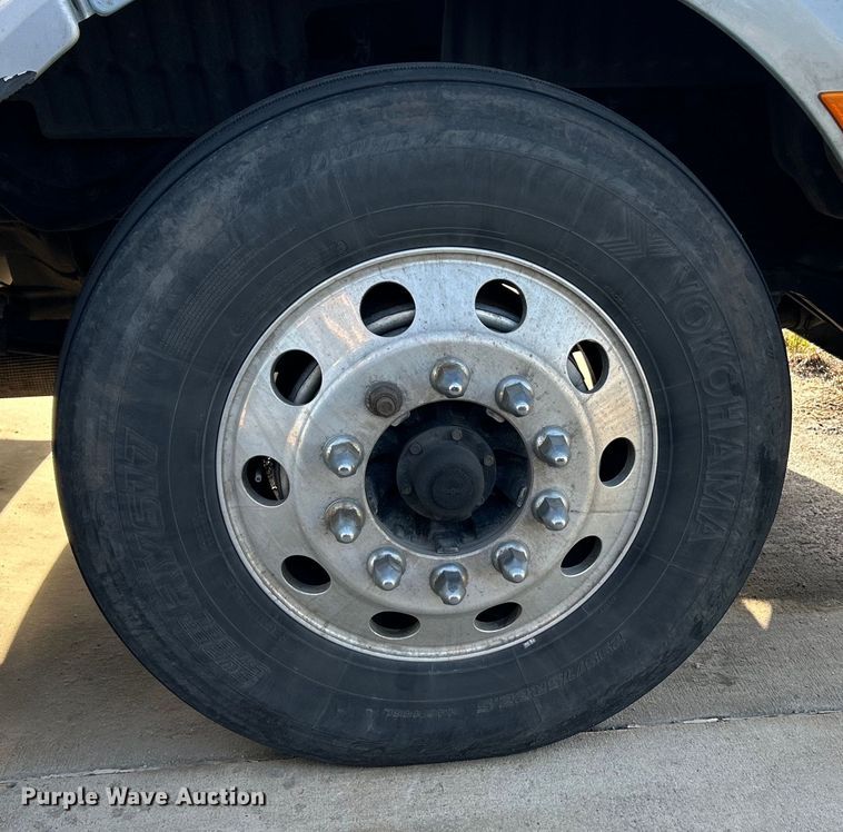 image for item EK4459 2016 Peterbilt 587 semi truck