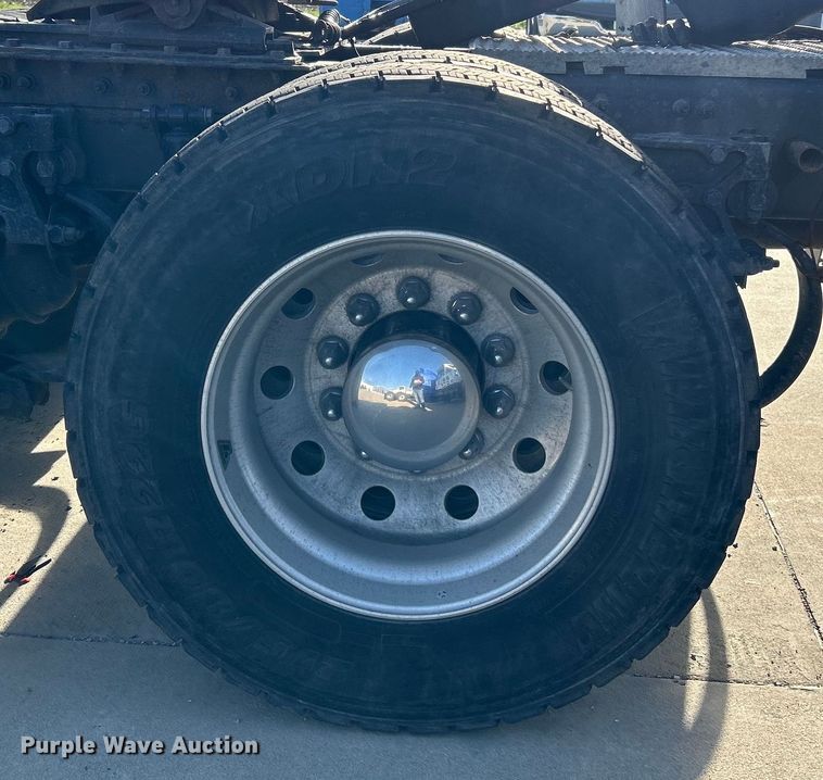 image for item EK4459 2016 Peterbilt 587 semi truck