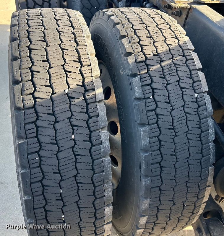 image for item EK4459 2016 Peterbilt 587 semi truck