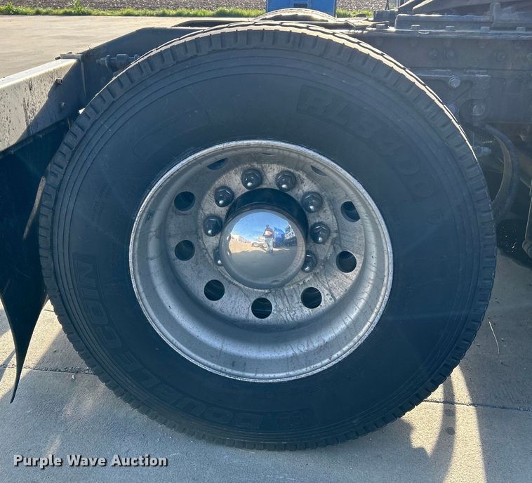 image for item EK4459 2016 Peterbilt 587 semi truck