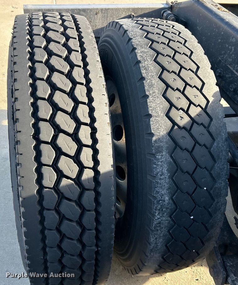 image for item EK4459 2016 Peterbilt 587 semi truck