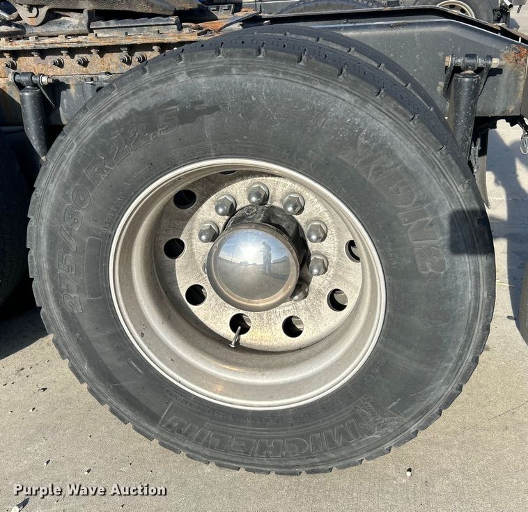 image for item EK4459 2016 Peterbilt 587 semi truck