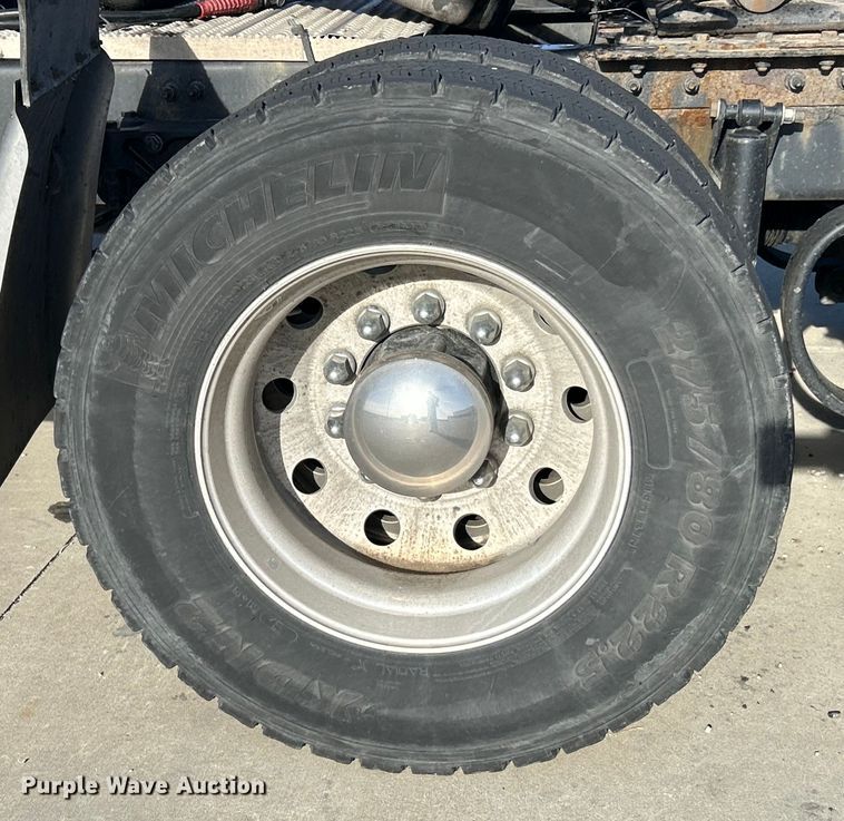 image for item EK4459 2016 Peterbilt 587 semi truck