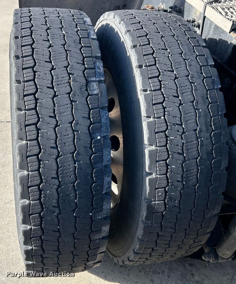 image for item EK4459 2016 Peterbilt 587 semi truck