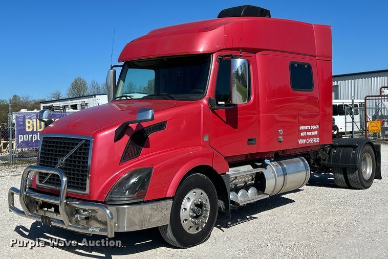 image for item EK4502 2012 Volvo VNL semi truck