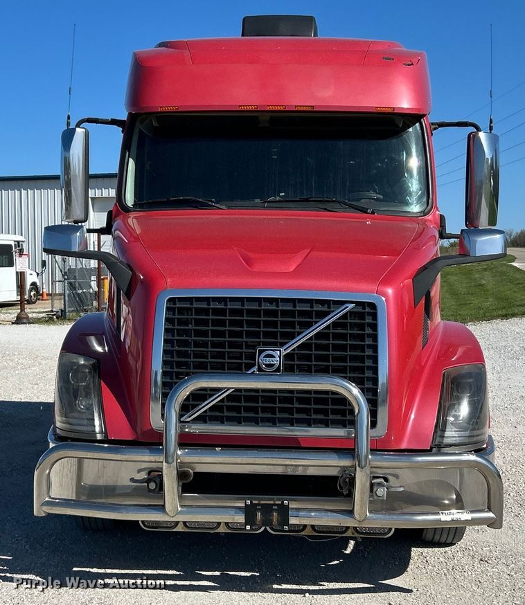 image for item EK4502 2012 Volvo VNL semi truck
