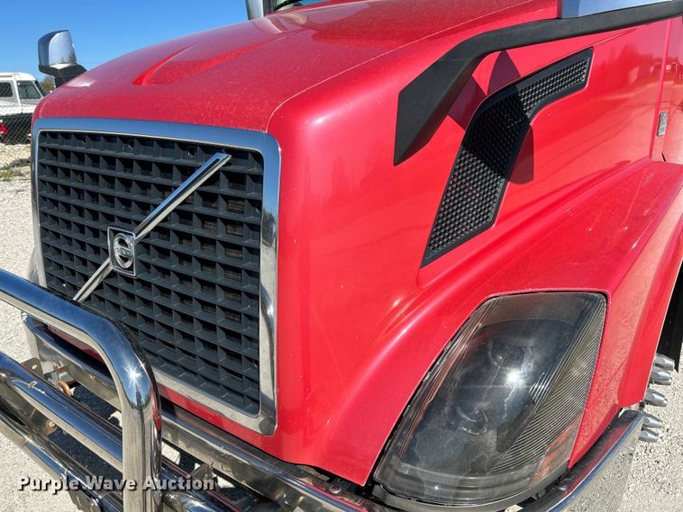 image for item EK4502 2012 Volvo VNL semi truck