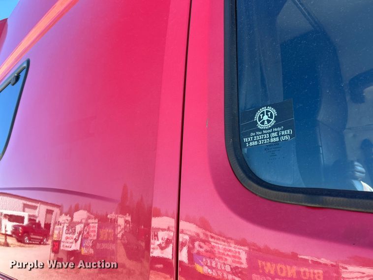 image for item EK4502 2012 Volvo VNL semi truck