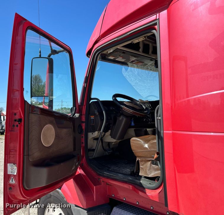 image for item EK4502 2012 Volvo VNL semi truck