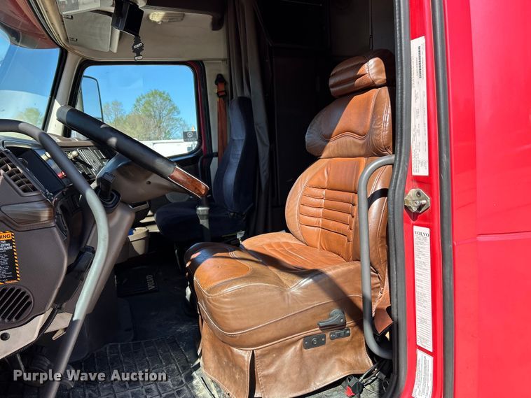 image for item EK4502 2012 Volvo VNL semi truck