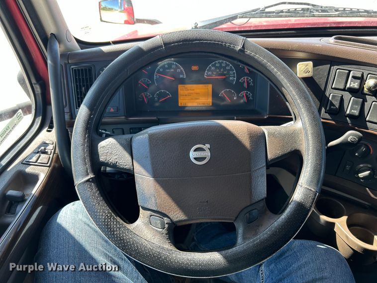 image for item EK4502 2012 Volvo VNL semi truck