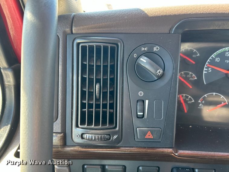 image for item EK4502 2012 Volvo VNL semi truck