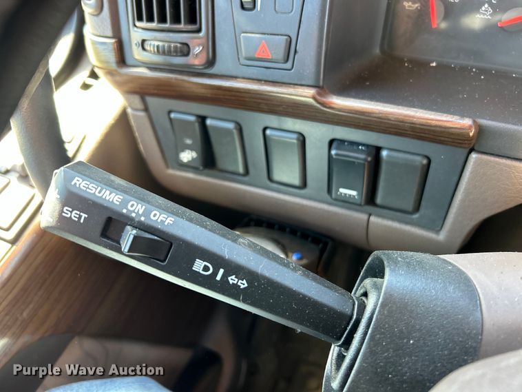 image for item EK4502 2012 Volvo VNL semi truck