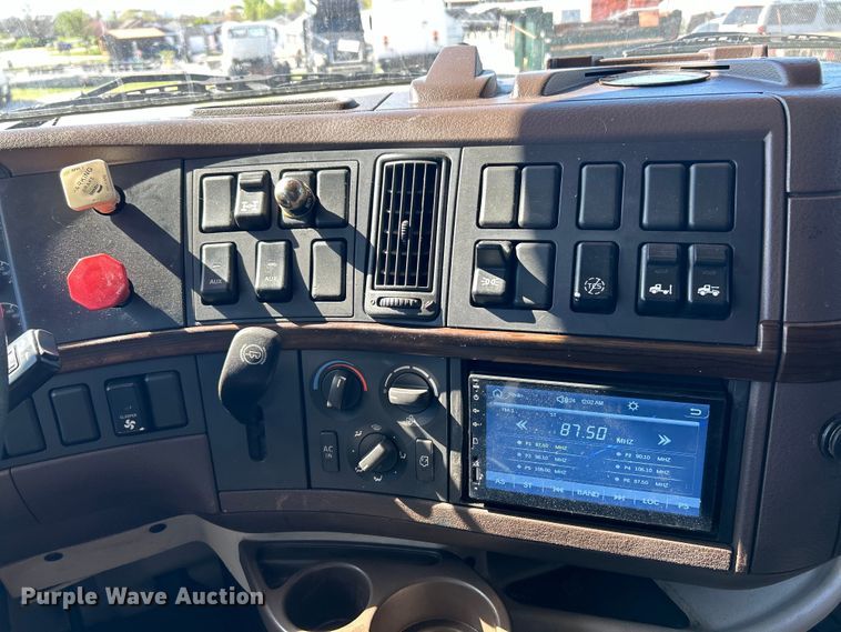 image for item EK4502 2012 Volvo VNL semi truck