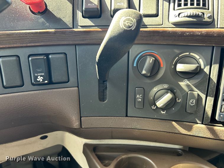 image for item EK4502 2012 Volvo VNL semi truck